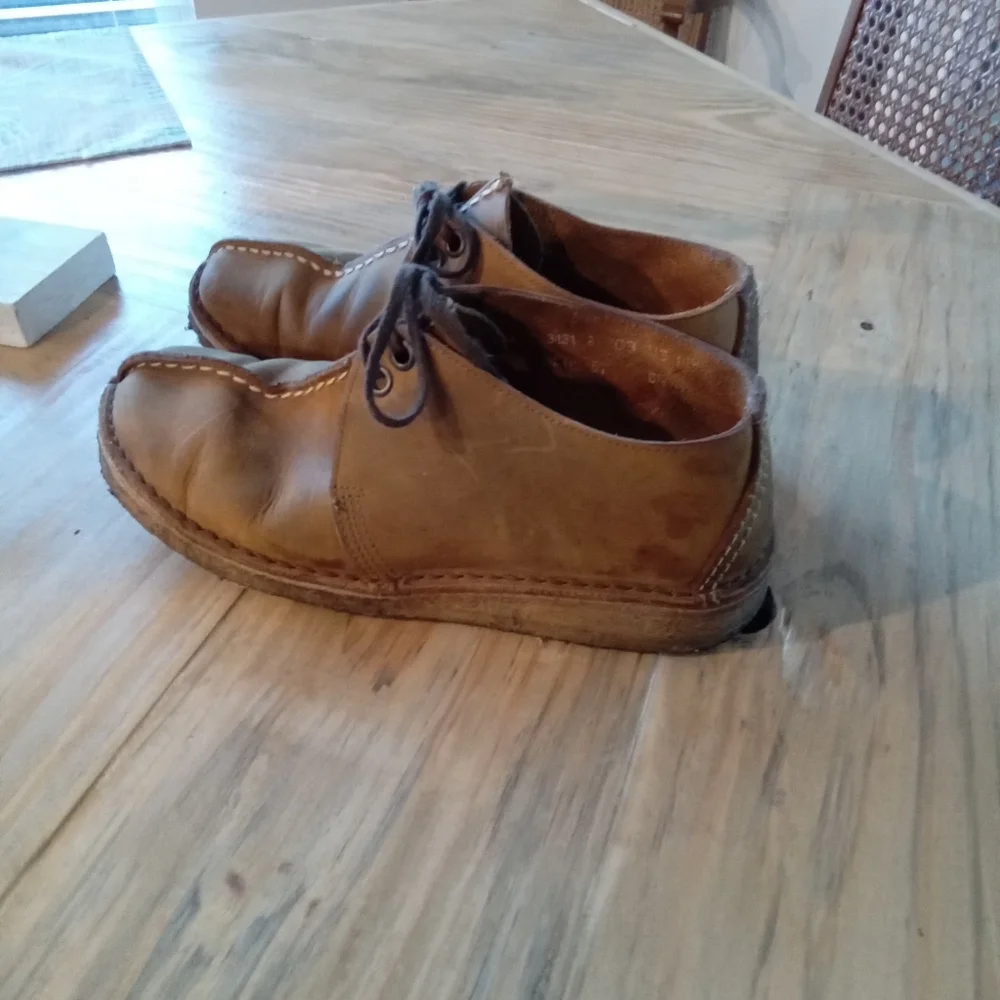 Clarks Desert Trek Chukka Boys 5 1/2 Women's Size 7.